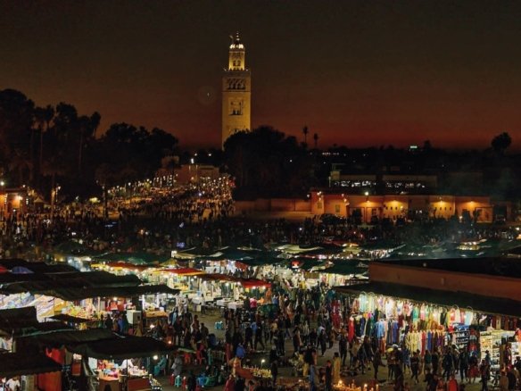 Place Jemaa el-Fna à Marrakech, à la tombée de la nuit