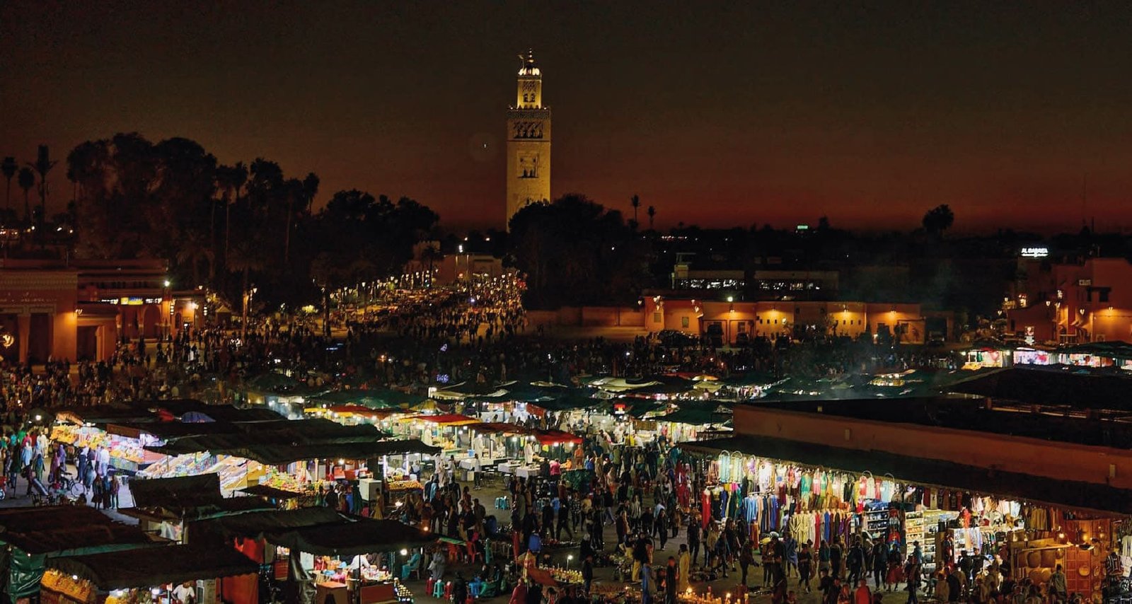 Place Jemaa el-Fna à Marrakech, à la tombée de la nuit