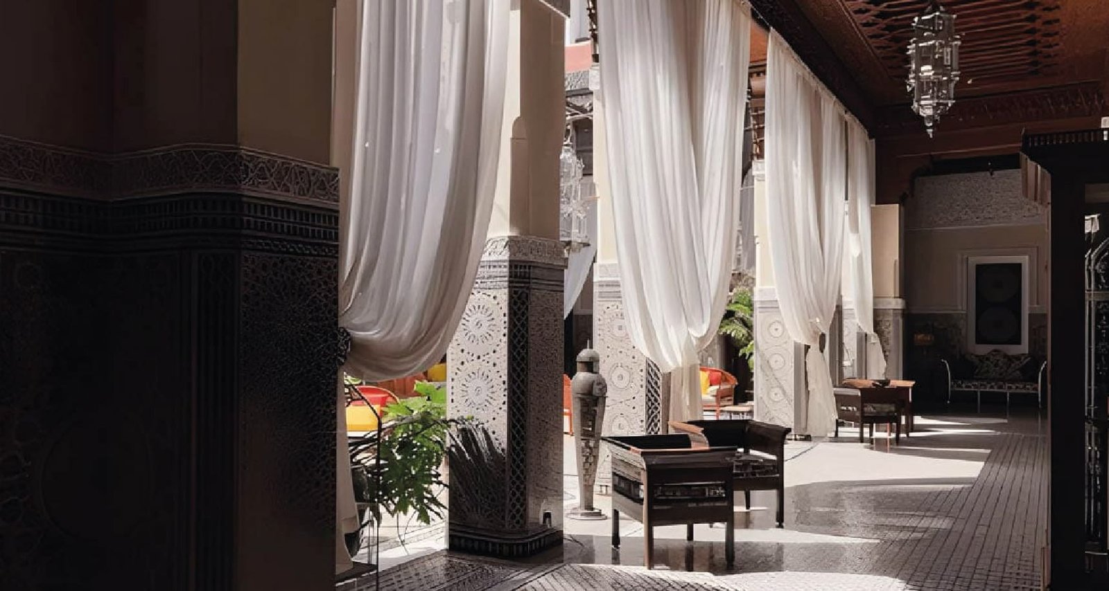 Galerie d’un riad aux voilages blancs